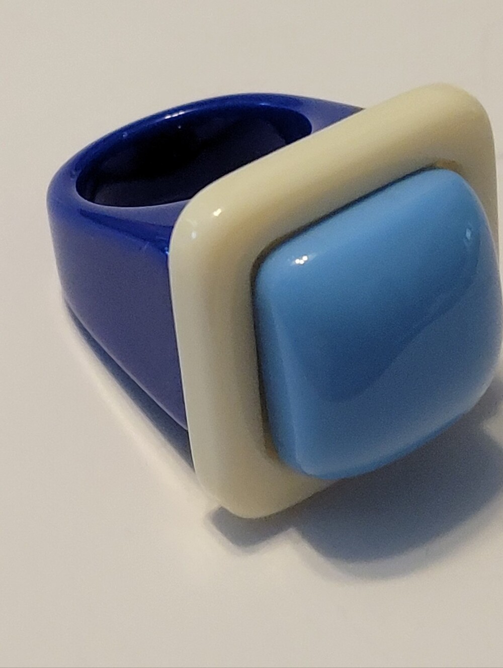 VINTAGE Blue and Cream Decorative Resin Ring Accent SIZE 8